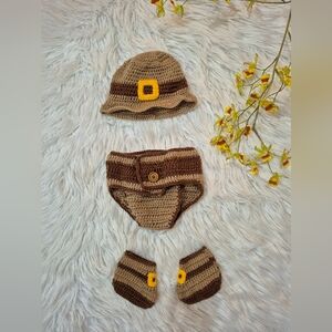 Handmade Crochet Baby Photography Set 0-6 months with Hat and Booties.